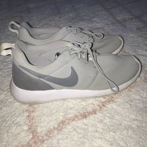 Boys 4.5 Nike Roshes